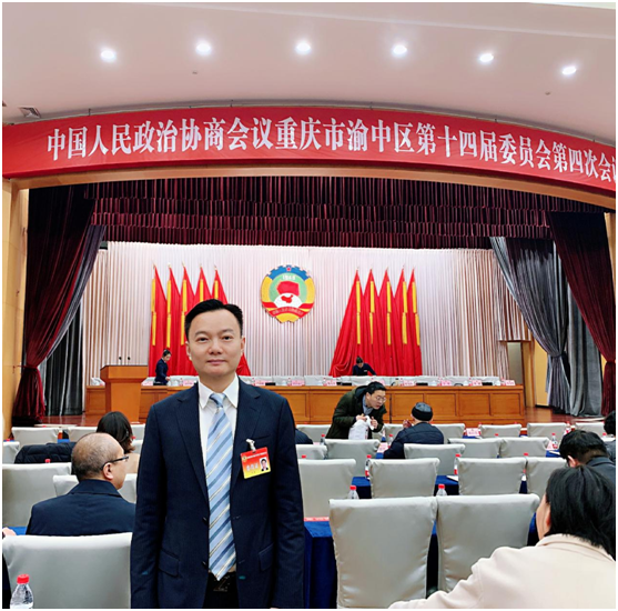 王普:重慶渝中區(qū)政協(xié)常委、民建重慶市委企專委委員、重慶人文科技學(xué)院客座教授、重慶朝天門餐飲控股集團(tuán)董事長(zhǎng)、重慶博茂餐飲集團(tuán)董事長(zhǎng)