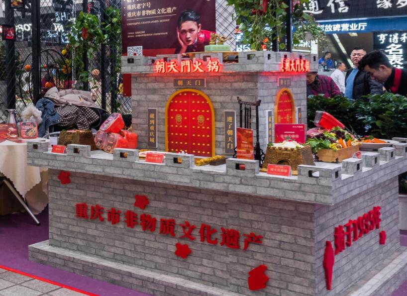 內(nèi)江開火鍋加盟店合適嗎？當(dāng)?shù)厥袌鋈绾危? /> 
</p>
<p>
	1.火鍋店眾多，可行性較高
</p>
<p>
	內(nèi)江雖然有“甜城”之稱，但是當(dāng)?shù)厝巳匀浑x不了麻辣的魂，對(duì)火鍋的喜愛是溢于言表的。我們可以看到內(nèi)江的火鍋店數(shù)量并不少，這就說明一個(gè)問題，在內(nèi)江開火鍋店的可行性是非常高的。我們可以對(duì)比各個(gè)火鍋店的品牌特色，通過優(yōu)劣分析，找到更加適合市場的發(fā)展道路。
</p>
<p>
	2.人文景觀多，消費(fèi)需求旺
</p>
<p>
	我們都知道，內(nèi)江是一座文化古城，培育了多位杰出的歷史名人，孔子之師萇弘和國畫大師張大千都是其中之一。當(dāng)?shù)氐娜宋摹⒆匀痪坝^非常多，深厚的文化氛圍吸引了眾多的旅客，由此，助長了當(dāng)?shù)氐南M(fèi)需求，不管什么地方來的游客，只要到了內(nèi)江，肯定都是要吃一吃火鍋的。外來消費(fèi)需求不斷上漲，再加上內(nèi)部本地人對(duì)美食的不盡喜愛和執(zhí)著追求，都為在內(nèi)江開火鍋加盟店提供了良好的發(fā)展契機(jī)。
</p>
<p>
	3.品牌雜亂，選擇需謹(jǐn)慎
</p>
<p>
	雖然從以上兩點(diǎn)我們都可以看出，內(nèi)江的火鍋加盟市場非常旺盛，但是并非所有人都能一舉成功，目前的火鍋行業(yè)是火爆與危機(jī)并存的，發(fā)展形勢好，但也面臨著市場混亂，品牌多而雜，市場約束不足等問題，因而，作為投資人我們就得保持應(yīng)有的理性和判斷力，選擇品牌時(shí)要盡可能地選擇那些有一定市場知名度和威望的火鍋品牌。
</p>
<p>
	綜上所述，內(nèi)江是一個(gè)吃火鍋氛圍濃烈的城市，當(dāng)?shù)夭粌H市場好，需求也旺，但是你也應(yīng)該明了的一點(diǎn)是，有開店想法的并不止你一人，大家都在爭分奪秒地?fù)寠Z資源，因此，為了避免好品牌、好門面被他人搶占，建議盡早行動(dòng)。以上就是我們的相關(guān)回答了，如有其它疑問，可給我們留言。
</p>                        </div>
                    </div>
                </div>
                <div   id=