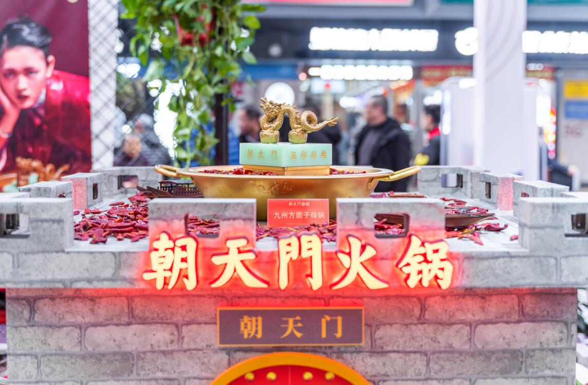 開(kāi)火鍋加盟店，要學(xué)會(huì)用服務(wù)感動(dòng)顧客！