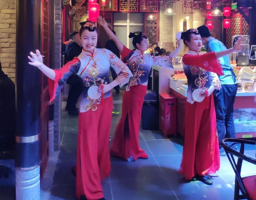 朝天門火鍋的裝修是統(tǒng)一的風(fēng)格和模板嗎？