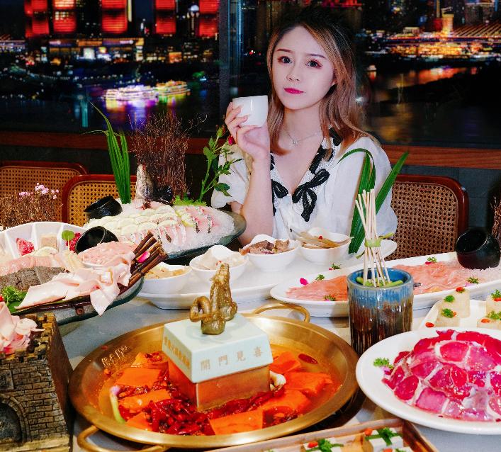 重慶餐飲加盟什么項(xiàng)目啟動(dòng)難度?。? /> 
</p>
<p>
	首先：集中配送，統(tǒng)一標(biāo)準(zhǔn)
</p>
<p>
	一直以來(lái)，連鎖火鍋加盟憑借快速?gòu)?fù)制、標(biāo)準(zhǔn)統(tǒng)一的特色，與其他餐飲形成了鮮明的對(duì)比，產(chǎn)業(yè)優(yōu)勢(shì)也日益凸顯。傳統(tǒng)的餐飲需要一位大廚，并且很難做好味道的把控，今天可能咸一點(diǎn)，明天口味可能淡一點(diǎn)，味道隨時(shí)發(fā)生變動(dòng)。而火鍋所有核心原料（底料、香油、特色化產(chǎn)品）皆是按照統(tǒng)一標(biāo)準(zhǔn)生產(chǎn)，集中配送，能有效減少口感差異，保持味道恒定不變。
</p>
<p>
	其次：出品模板化，工序簡(jiǎn)單
</p>
<p>
	要想<a href=