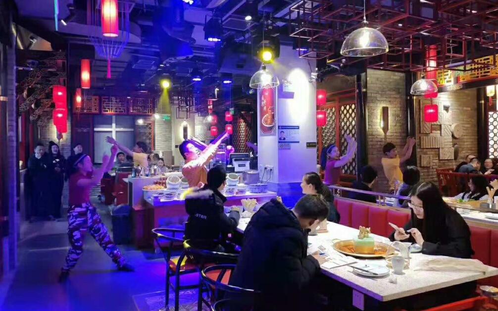 一年四季都排隊(duì)的火鍋店，到底有什么技巧？
