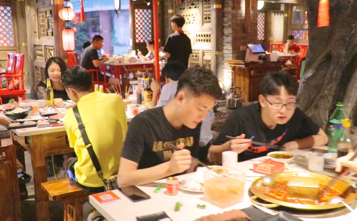 火鍋店桌椅，這么選！居然還提高了營(yíng)業(yè)額？